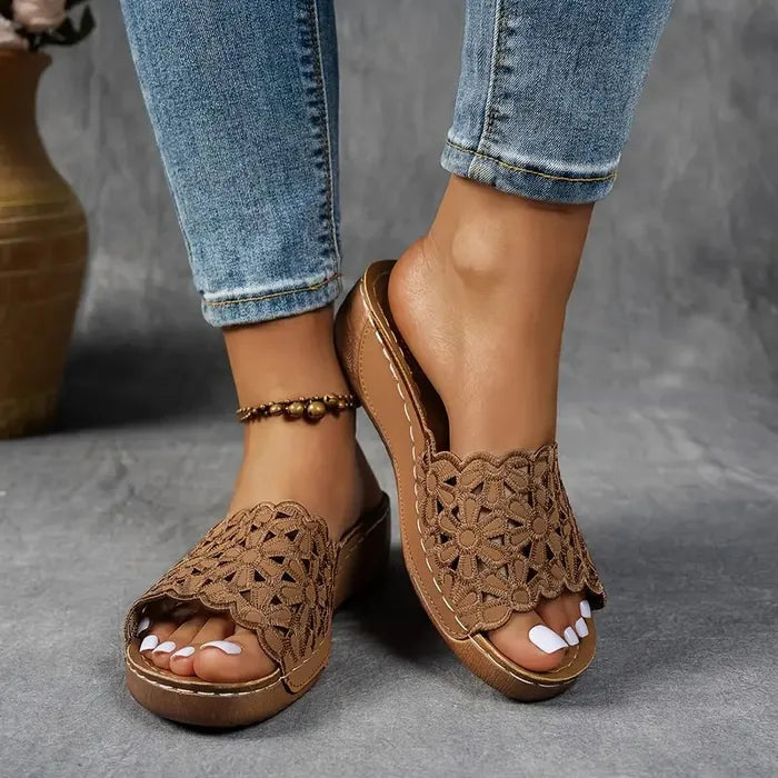 Eine Frau geht in bequemen floralen Delilah Damen Sandalen, ideal für Sommerspaziergänge.