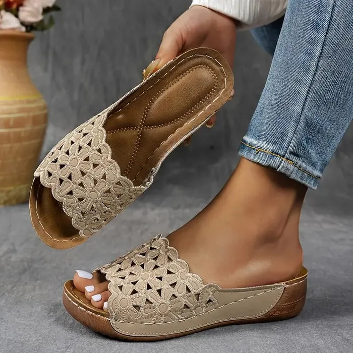 Seitliche Ansicht der Delilah Damen Sandalen, ergonomisch & bequem für lange Tage im Sommer.