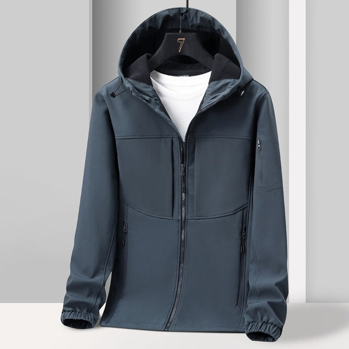 Robuste Herren Outdoorjacke aus Softshell-Material. Wasserdicht und winddicht für Wanderungen und Sport.