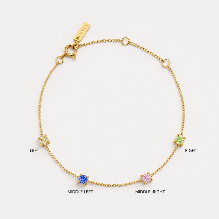 Nahaufnahme: Personalisiertes Damenarmband Gold mit Zirkonia Geburtsstein, wasserfester Schmuck.