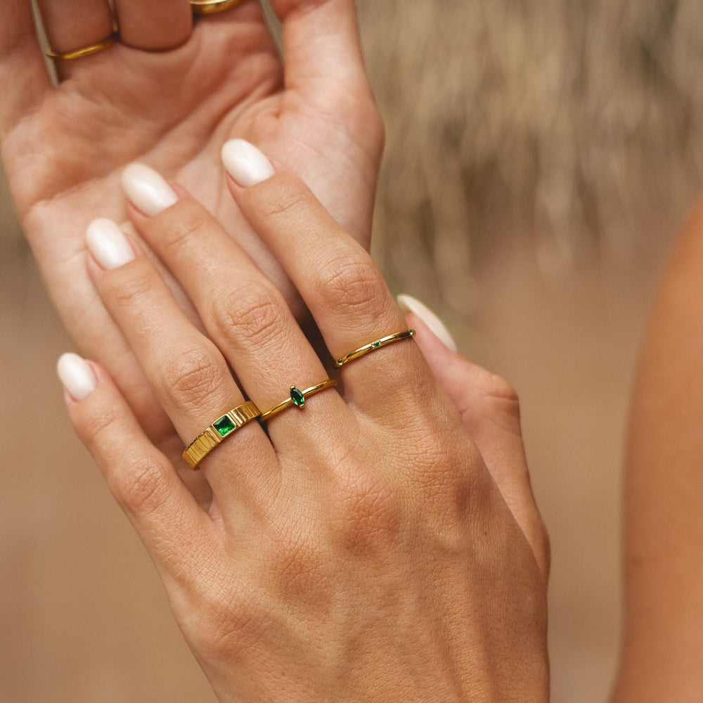 Chunky Damen Statement Ring aus wasserfestem, hypoallergenem Edelstahl mit auffälligem grünem Zirkonia Stein.