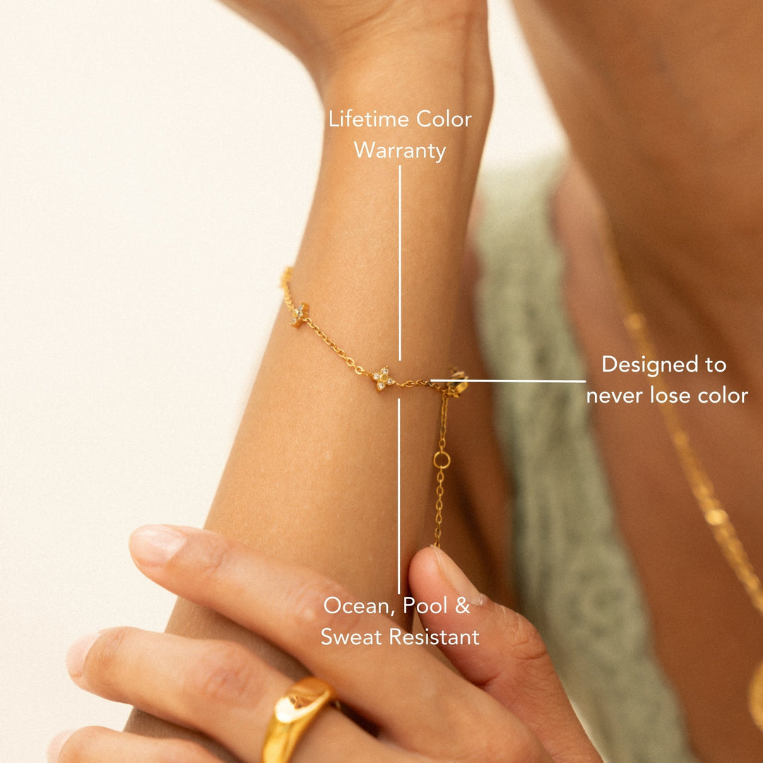 Glänzendes Damen Armband Kleeblatt in Gold und Silber aus wasserfestem Edelstahl, verziert mit edlen Zirkonsteinen.