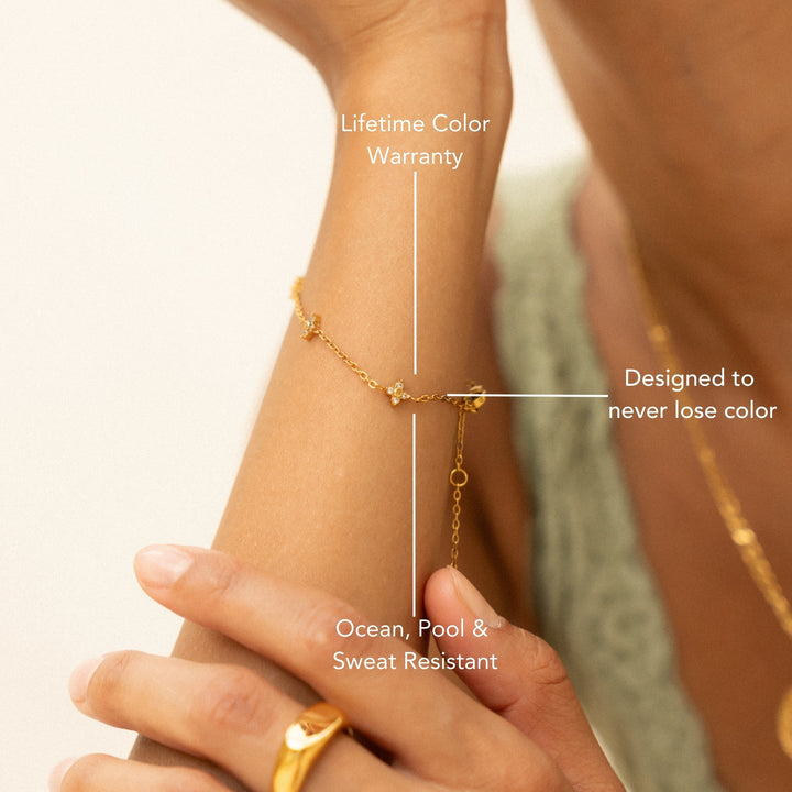 Glänzendes Damen Armband Kleeblatt in Gold und Silber aus wasserfestem Edelstahl, verziert mit edlen Zirkonsteinen.
