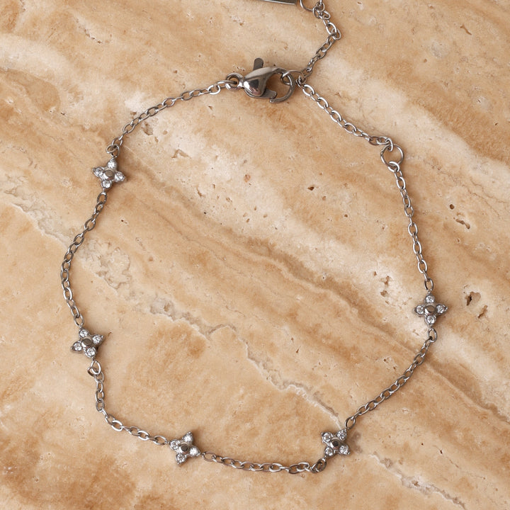 Detailansicht: Elegantes Damen Armband Kleeblatt gold/silber mit Zirkon. Wasserfester, minimalistischer Edelstahlschmuck.