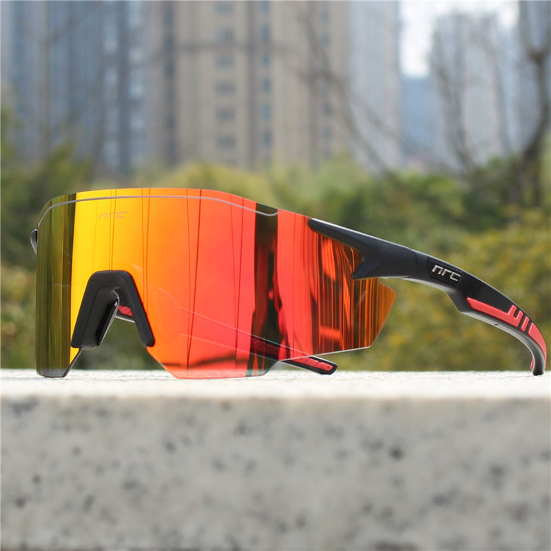 Moderne Herren Sportsonnenbrille mit verspiegeltem Schildglas und UV-Schutz, ideal für Radfahren & Laufen.