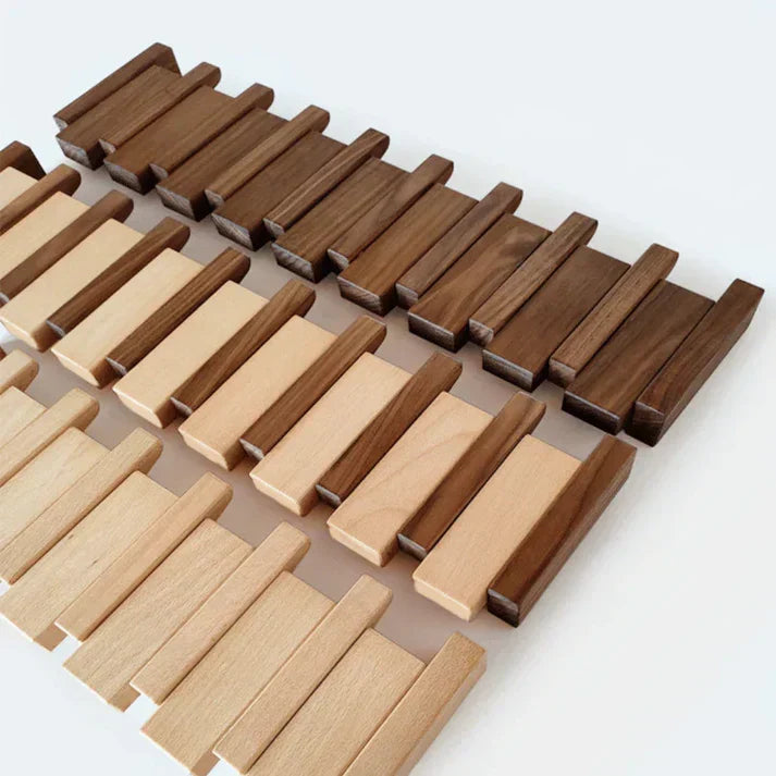 Platzsparende Klavier Wandgarderobe mit mehreren Haken. Ideal zur Organisation im Flur oder Eingangsbereich.