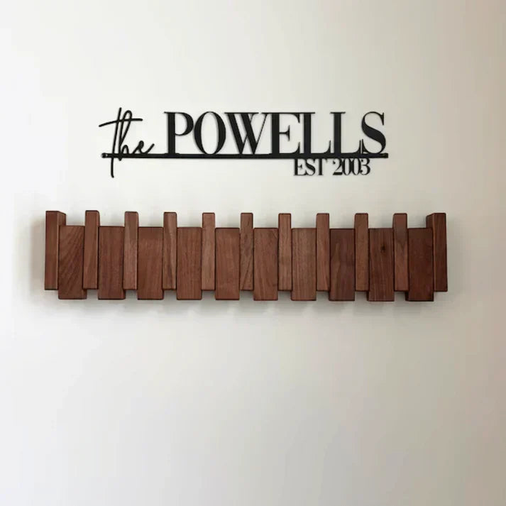 Dekorative Klaviergarderobe in Schwarz-Weiß mit Wandhaken. Elegantes Möbelstück für moderne Einrichtung.