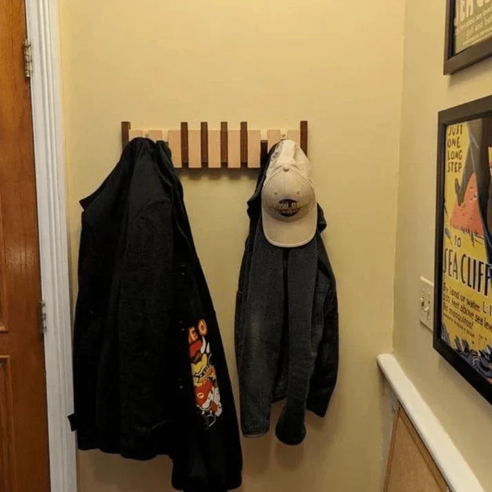 Detailaufnahme der eleganten Garderobenhaken einer Klavier Wandgarderobe. Robuste Haken für den Flur.