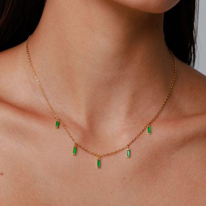 Damen Choker Halskette mit grünem Smaragdoptik Anhänger, goldener Edelstahl, elegant.