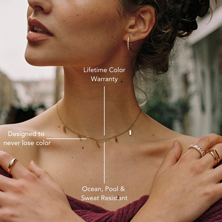 Glamouröser Choker: Damen Halskette mit Smaragdoptik Anhänger, goldener Glanz, festlicher Schmuck.
