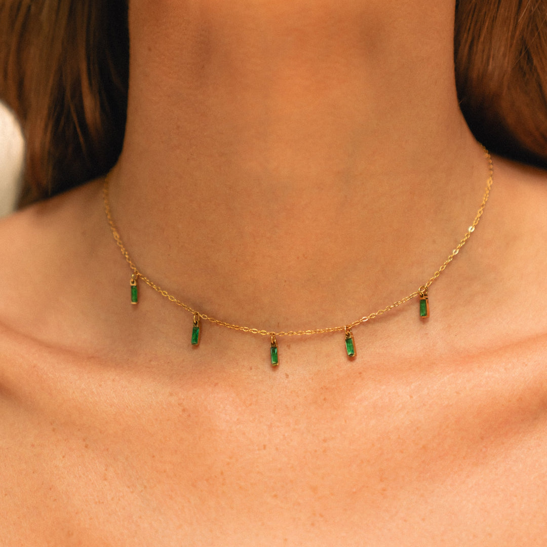 Damen Choker Halskette, goldfarben, mit grünem Smaragd-Anhänger, perfekt für den Alltag.