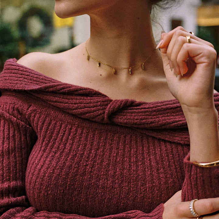 Modernes Accessoire: Goldener Edelstahl Choker mit leuchtend grünem Smaragdoptik Anhänger.