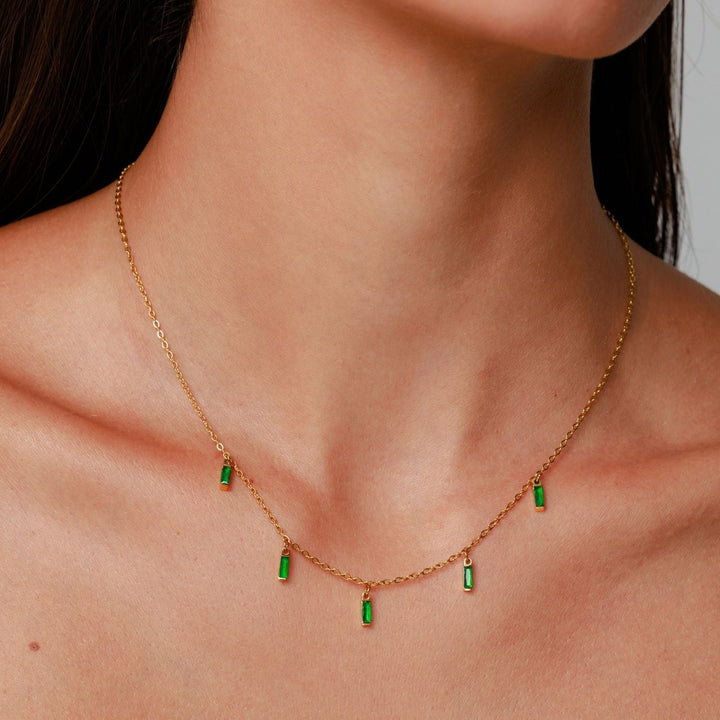 Schmuck für Damen: Goldfarbene Choker Halskette mit grünem Smaragdoptik Anhänger.