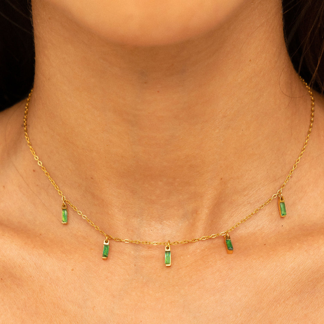 Nahaufnahme: Grüner Smaragdoptik Anhänger an filigraner goldener Choker Halskette für Damen.