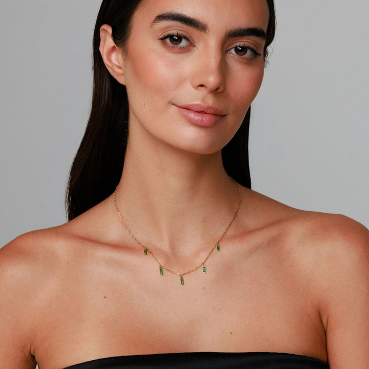 Filigrane Damen Halskette, Choker-Stil, grüner Smaragd-Anhänger aus Edelstahl.
