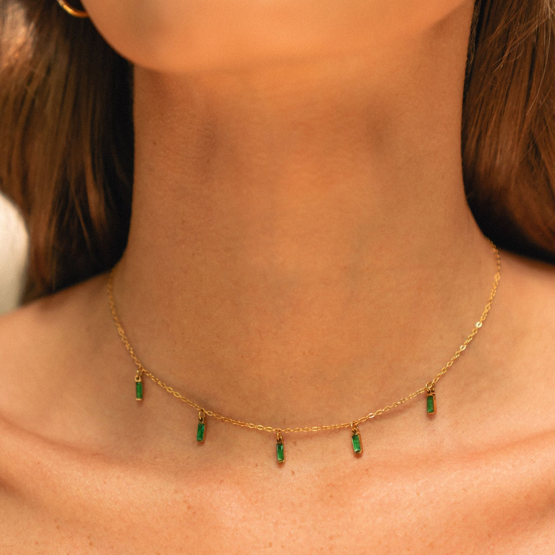 Grüne Smaragdoptik Choker Halskette für Damen, goldener Edelstahl, filigranes Design.