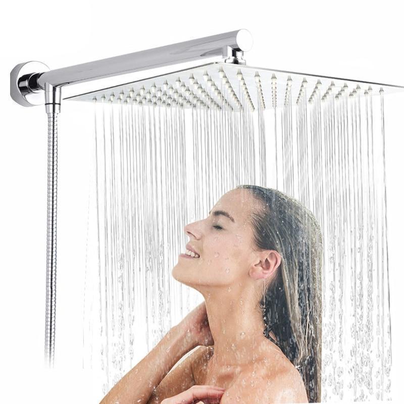 Modernes wandmontiertes Regenduschsystem aus Edelstahl für luxuriöses Bad & Wellness.