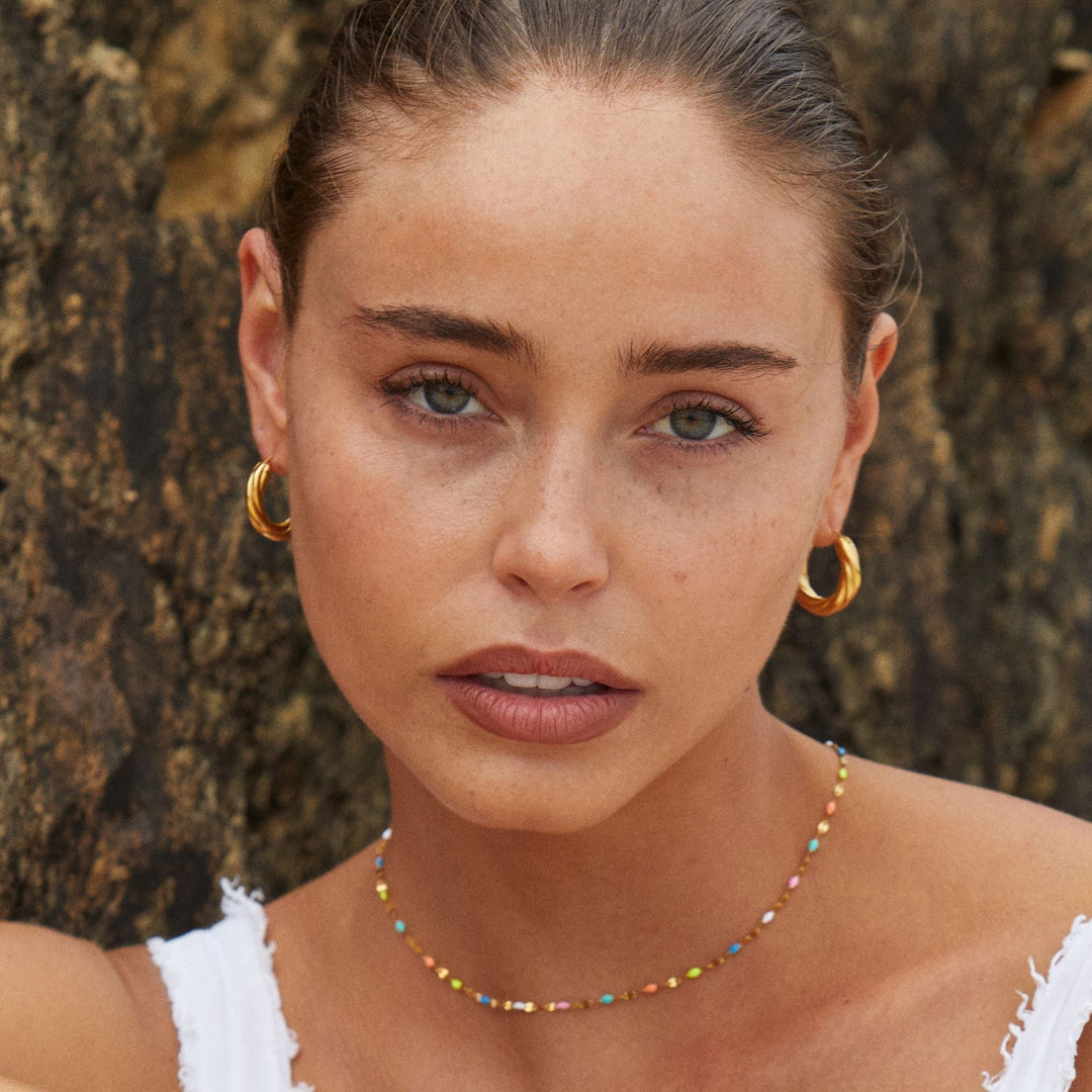 Modische Damen Choker Halskette in Regenbogenfarben, aus wasserfestem Edelstahl gefertigt.