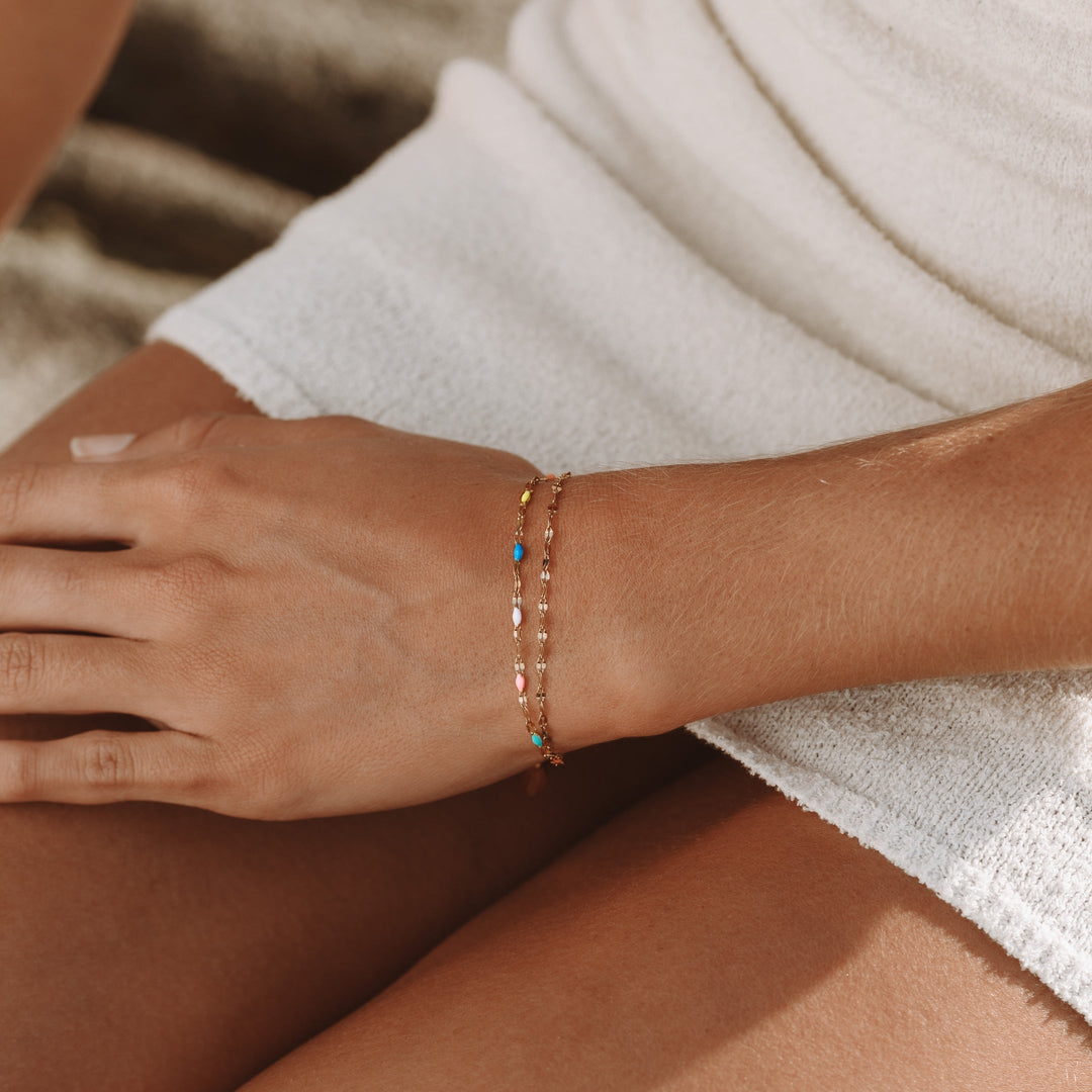 Doppellagiges Damen Armband, bunt leuchtend, aus wasserfestem Edelstahl. Moderner Freizeit- und Sommerschmuck.