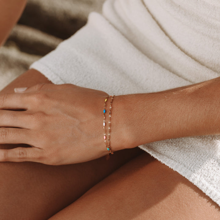 Doppellagiges Damen Armband, bunt leuchtend, aus wasserfestem Edelstahl. Moderner Freizeit- und Sommerschmuck.