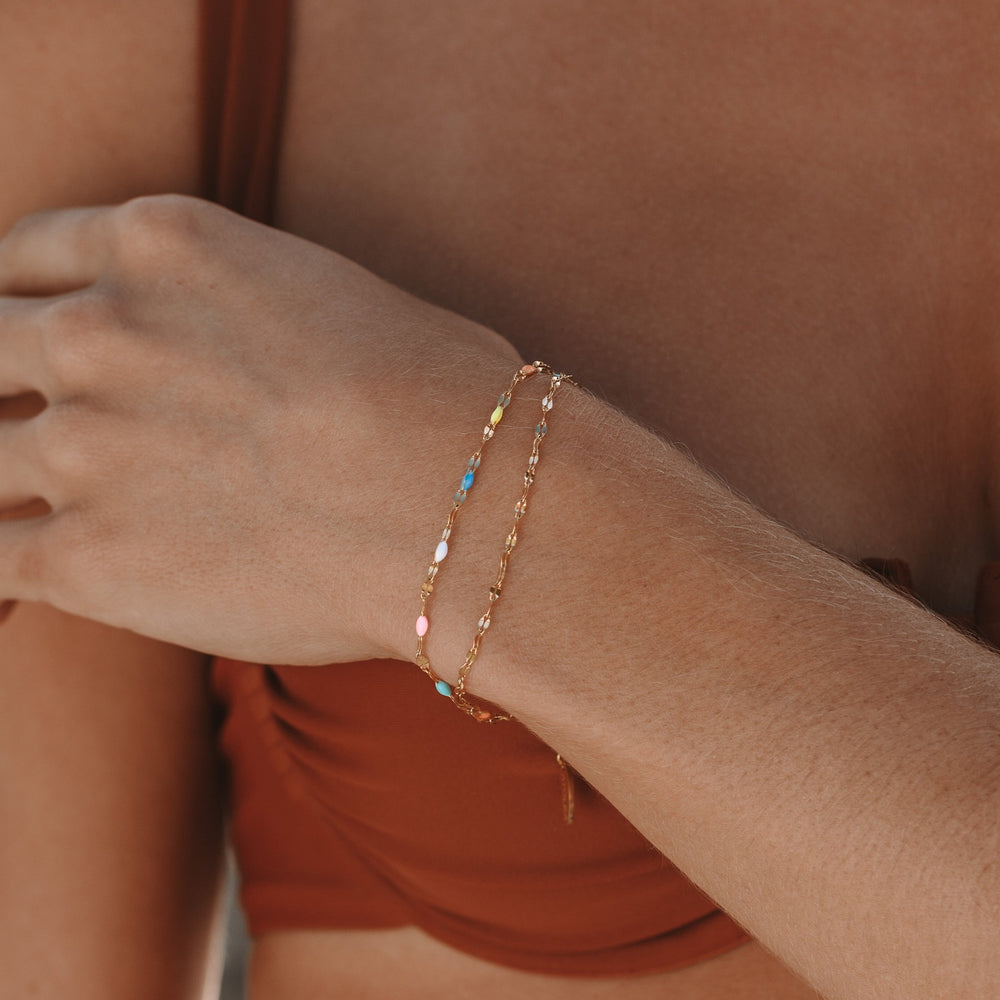 Stylisches Damen Armband aus buntem, verstellbarem Edelstahl, doppellagig. Idealer wasserfester Sommerschmuck.