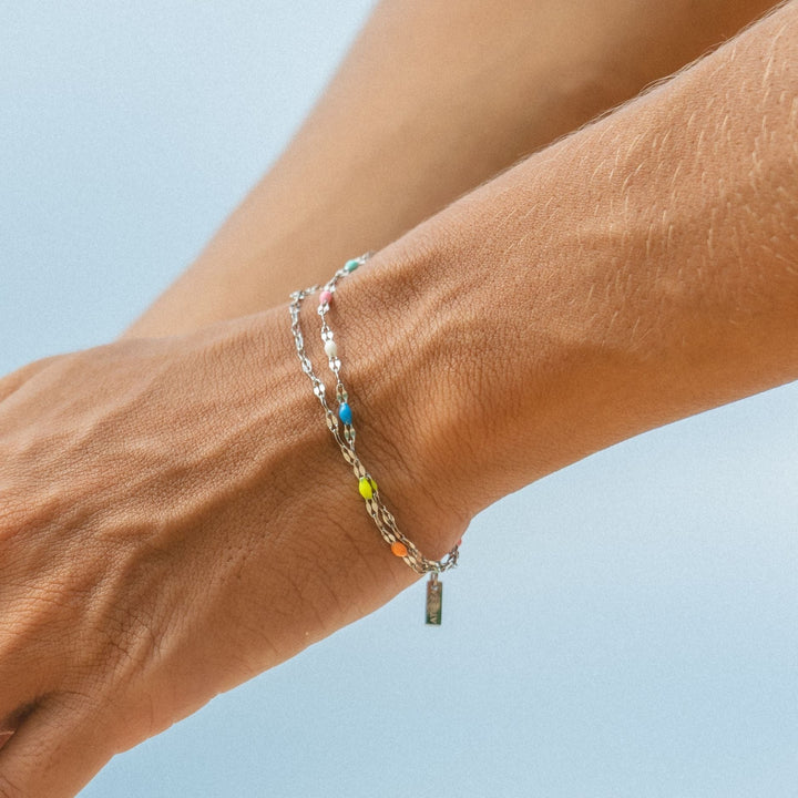 Farbenfrohes Damen Armband aus wasserfestem Edelstahl, doppellagig. Hypoallergener, verstellbarer Sommerschmuck.