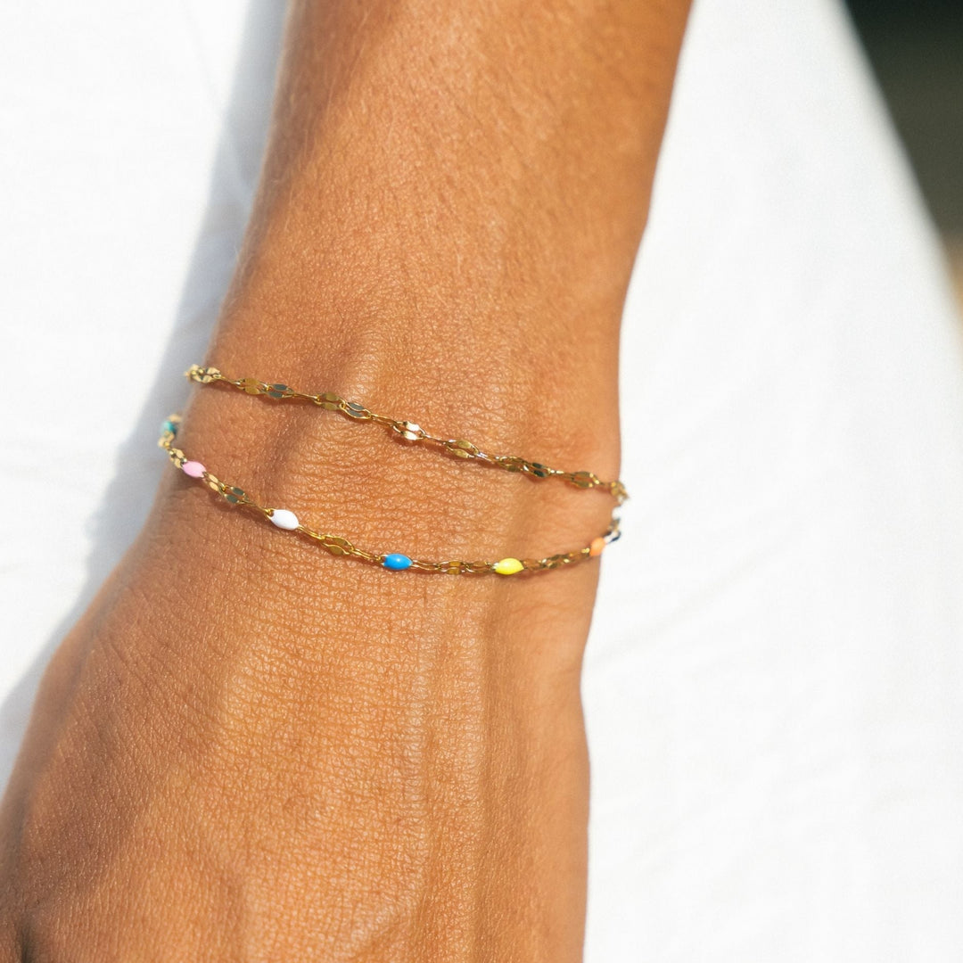 Buntes, verstellbares Damen Armband aus wasserfestem Edelstahl. Doppellagiger Schmuck ideal für Freizeit & Sommer.