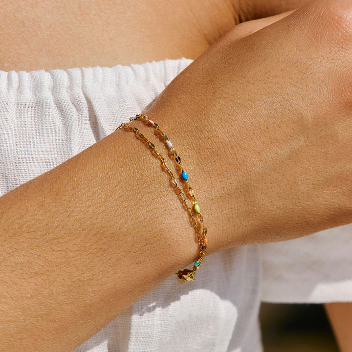 Buntes, doppellagiges Damen Armband aus wasserfestem Edelstahl. Perfekter Schmuck für Freizeit und Sommer.