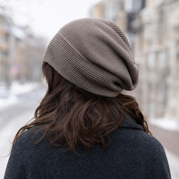 Warme Damen Strick-Slouch-Mütze mit Futter. Ideal als modisches Winter-Accessoire.