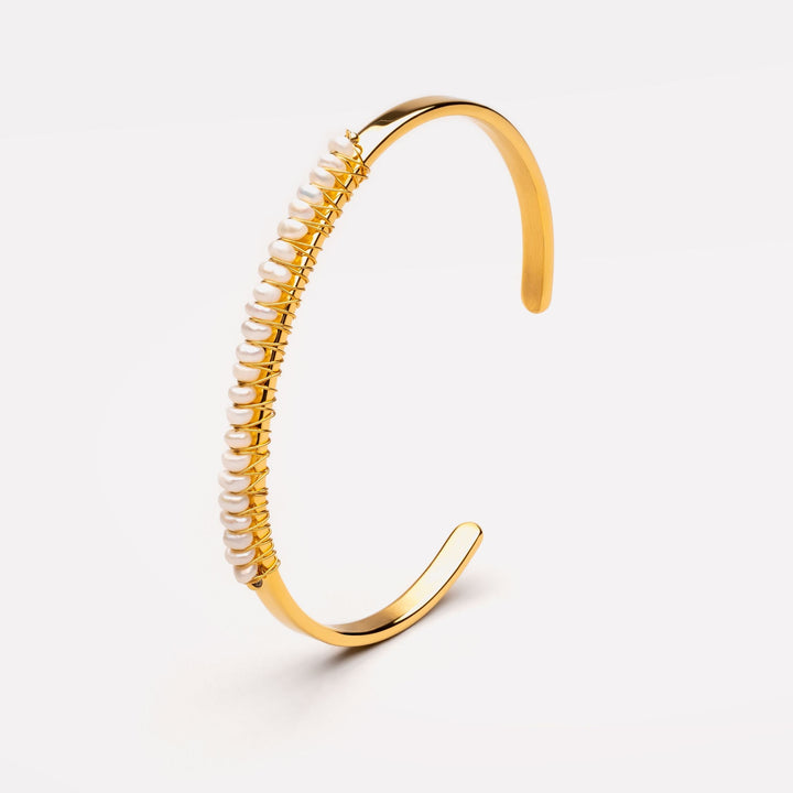 Eleganter Gold Armreif für Damen mit glänzenden Süßwasserperlen; wasserfest & hypoallergen.