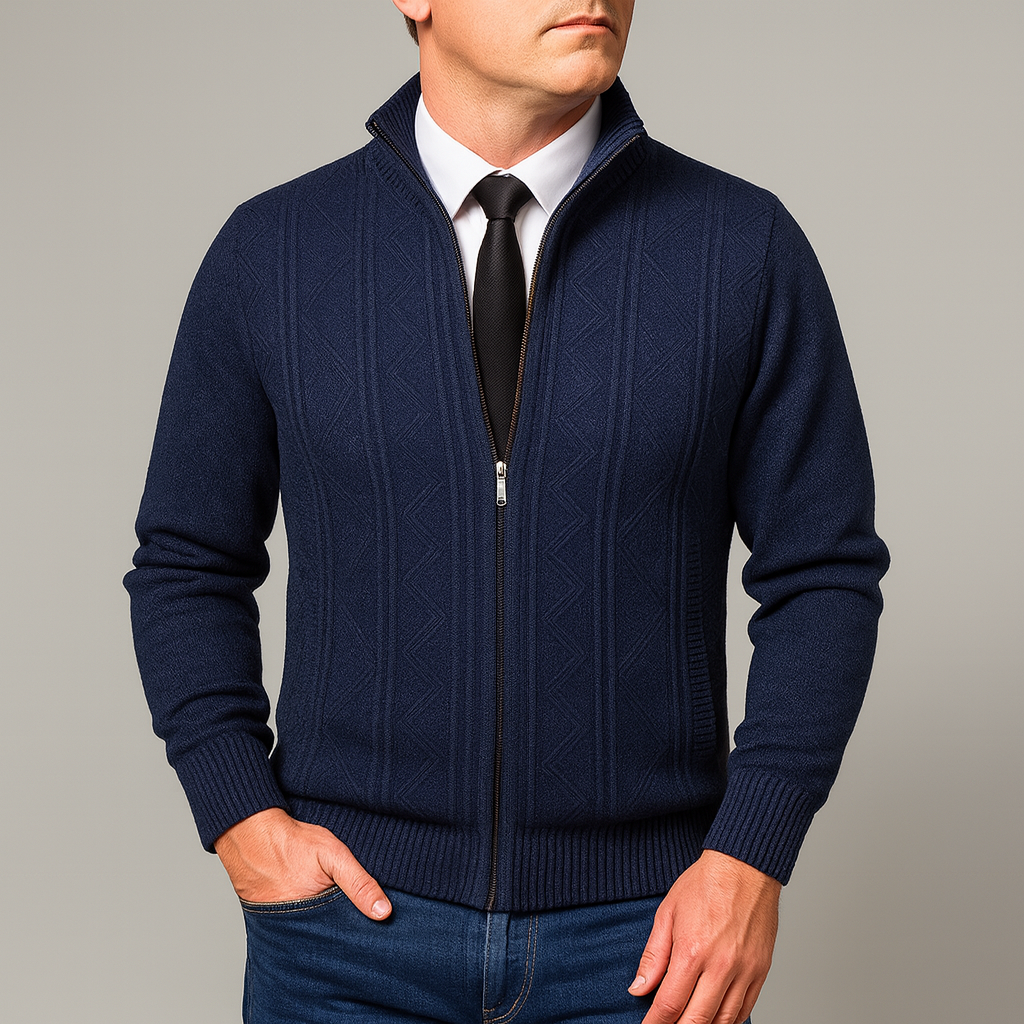 Nahaufnahme des strukturierten Herren Strickpullovers mit Stehkragen und Reißverschluss. Perfekt für Herbstmode.