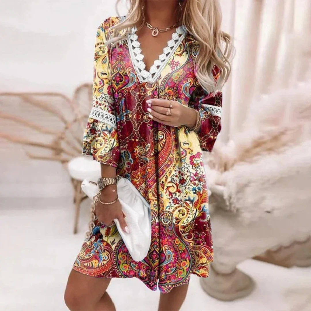 Elegantes Boho Damen Sommerkleid mit V-Ausschnitt & farbenfrohem Paisley-Design. Perfekt als Strand- oder Urlaubskleid.