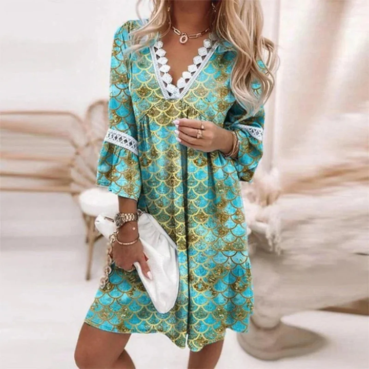 Lockeres Midi-Sommerkleid für Damen mit V-Ausschnitt und auffälligem Paisley-Print. Komfortables Freizeitkleid.