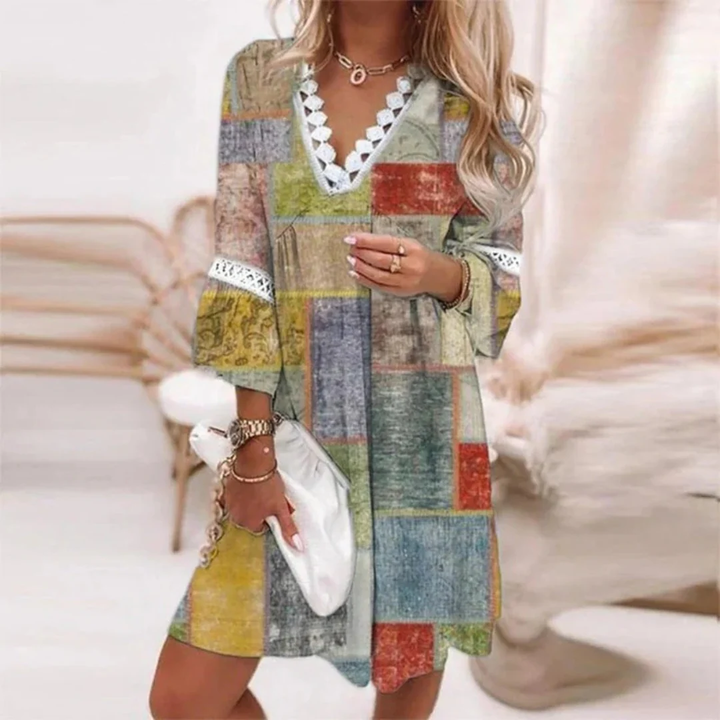Bequemes Damen Boho-Kleid mit V-Ausschnitt & trendigem Paisley-Muster. Vielseitiges Sommerkleid in Midilänge.