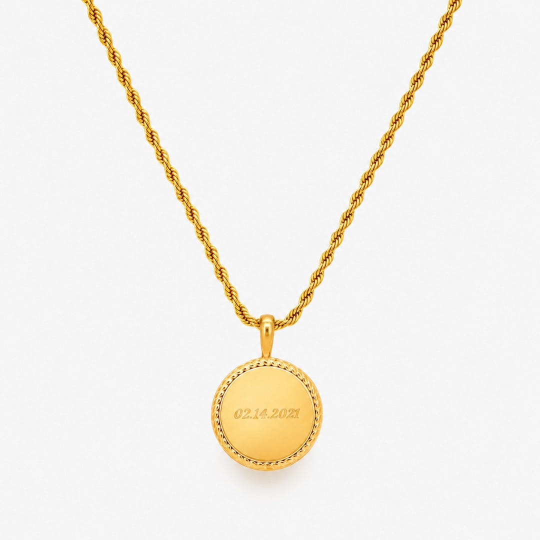 Personalisierte goldene Damenhalskette mit Gravur-Anhänger, perfekt für individuelle Statements und Geschenke.