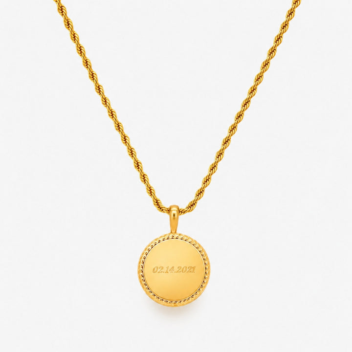 Personalisierte goldene Damenhalskette mit Gravur-Anhänger, perfekt für individuelle Statements und Geschenke.
