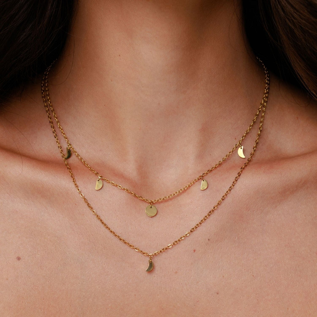 Zeitlose silberne Damen Layering Halskette aus langlebigem Edelstahl, mehrreihig, PVD-beschichtet.