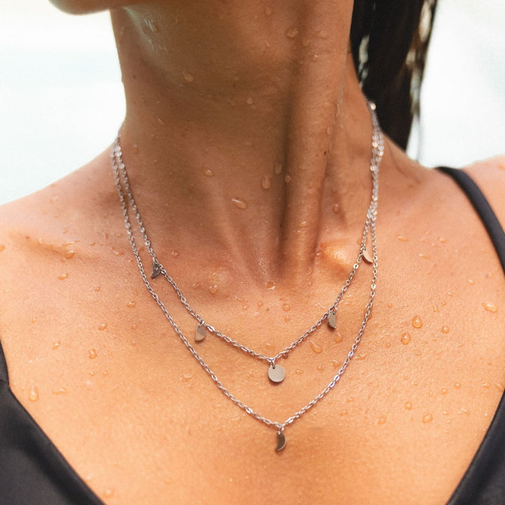 Boho-inspirierte goldene Damen Layering Kette aus wasserfestem Edelstahl, mehrreihig und verstellbar.