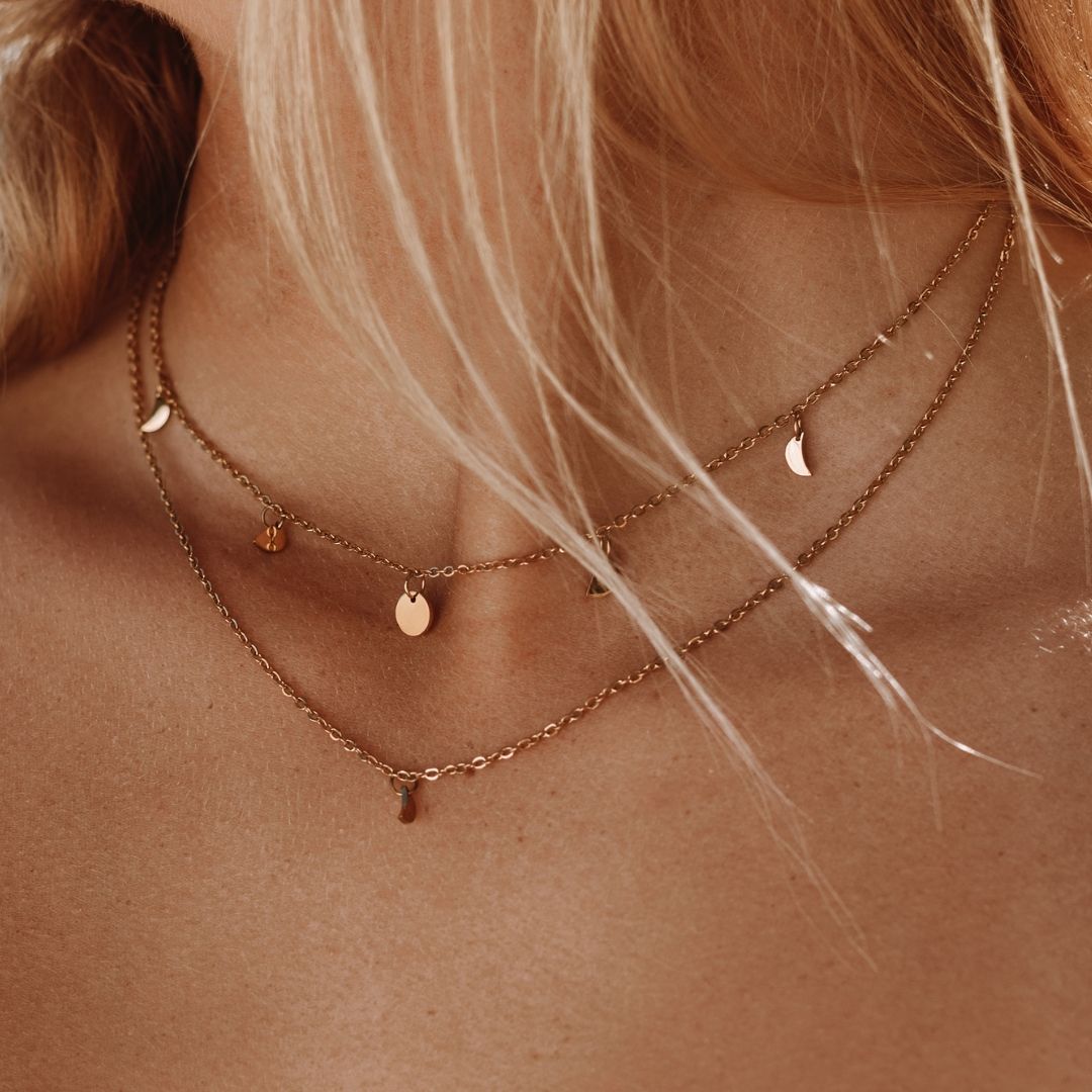 Damen Layering Halskette aus wasserfestem Edelstahl, mehrreihig und verstellbar, goldfarben.
