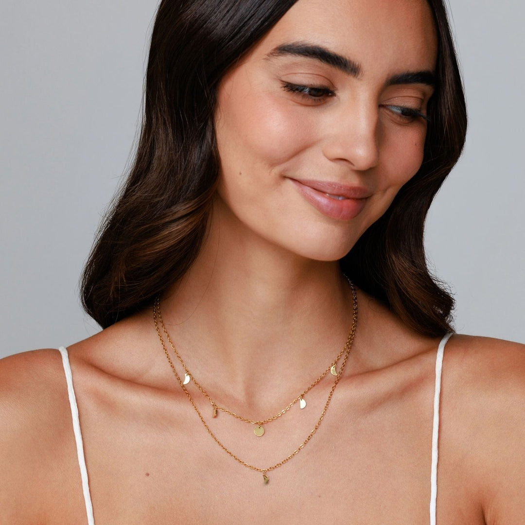 Elegante goldene Damen Layering Kette aus hypoallergenem Edelstahl, mehrreihig und verstellbar.