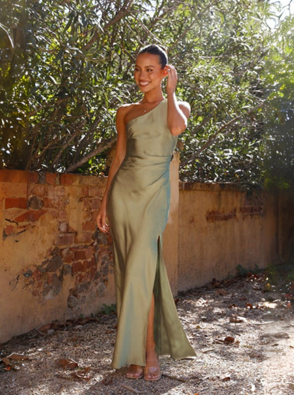 Asymmetrisches grünes Maxikleid für Damen, mit stilvollem Schlitz, ideal als Partykleid oder Abendkleid.