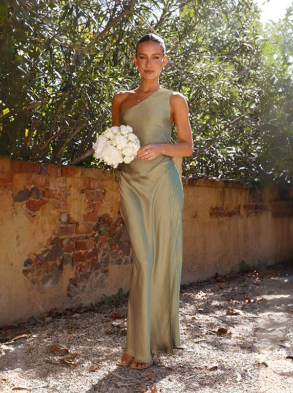 Festliches grünes Damenabendkleid, lang mit elegantem Schlitz, perfekt für besondere Anlässe und Parties.