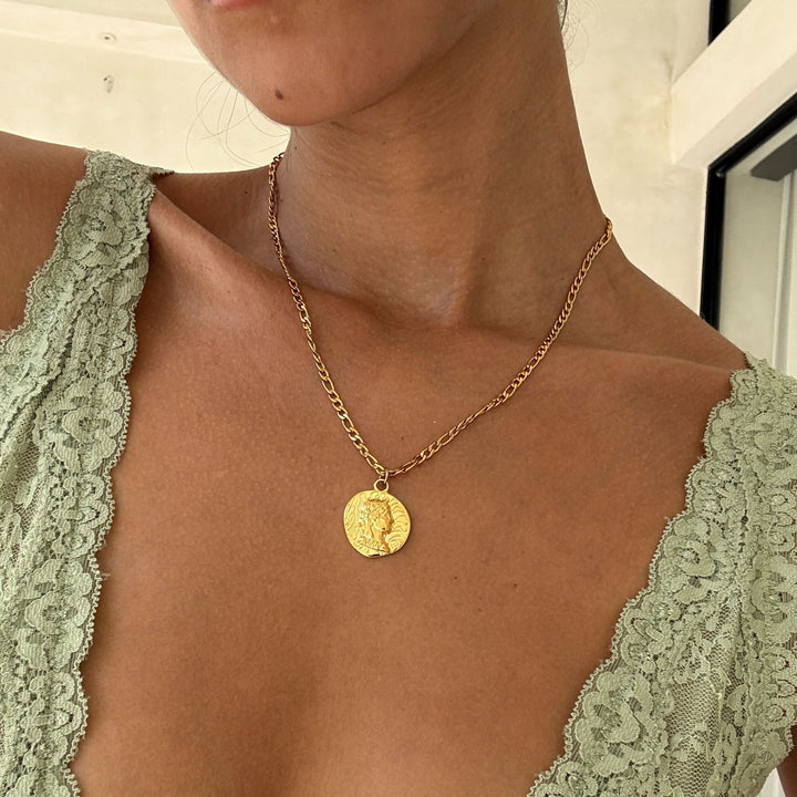 Damen Goldhalskette mit antikem Medaillon-Anhänger, perfekt für stilvolle Auftritte und Layering.
