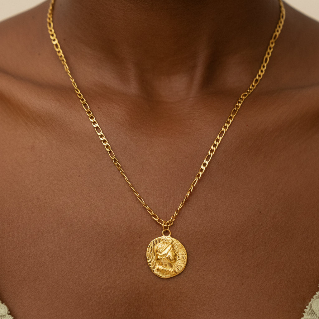 Goldene Medaillon Halskette für Damen. Zeitloses Design aus robustem, wasserdichtem Edelstahl.
