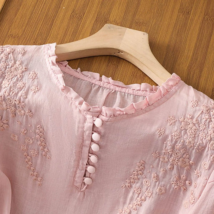Stylische Damenbluse im Boho-Stil mit Rüschenkragen, Stickerei und Puffärmeln für einen eleganten Sommer-Look.