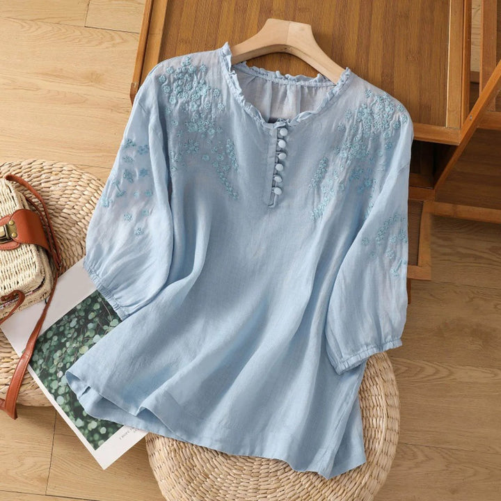 Elegante Damen Boho-Bluse mit Rüschenkragen, zarter Stickerei & Puffärmeln. Ideal für Sommer & Freizeit.