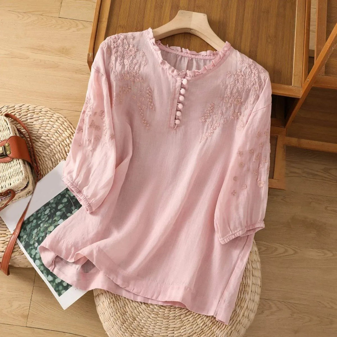 Locker sitzende Damen Boho-Bluse im eleganten Chic mit Rüschenkragen. Ideal für Sommer, Freizeit & Romantik.