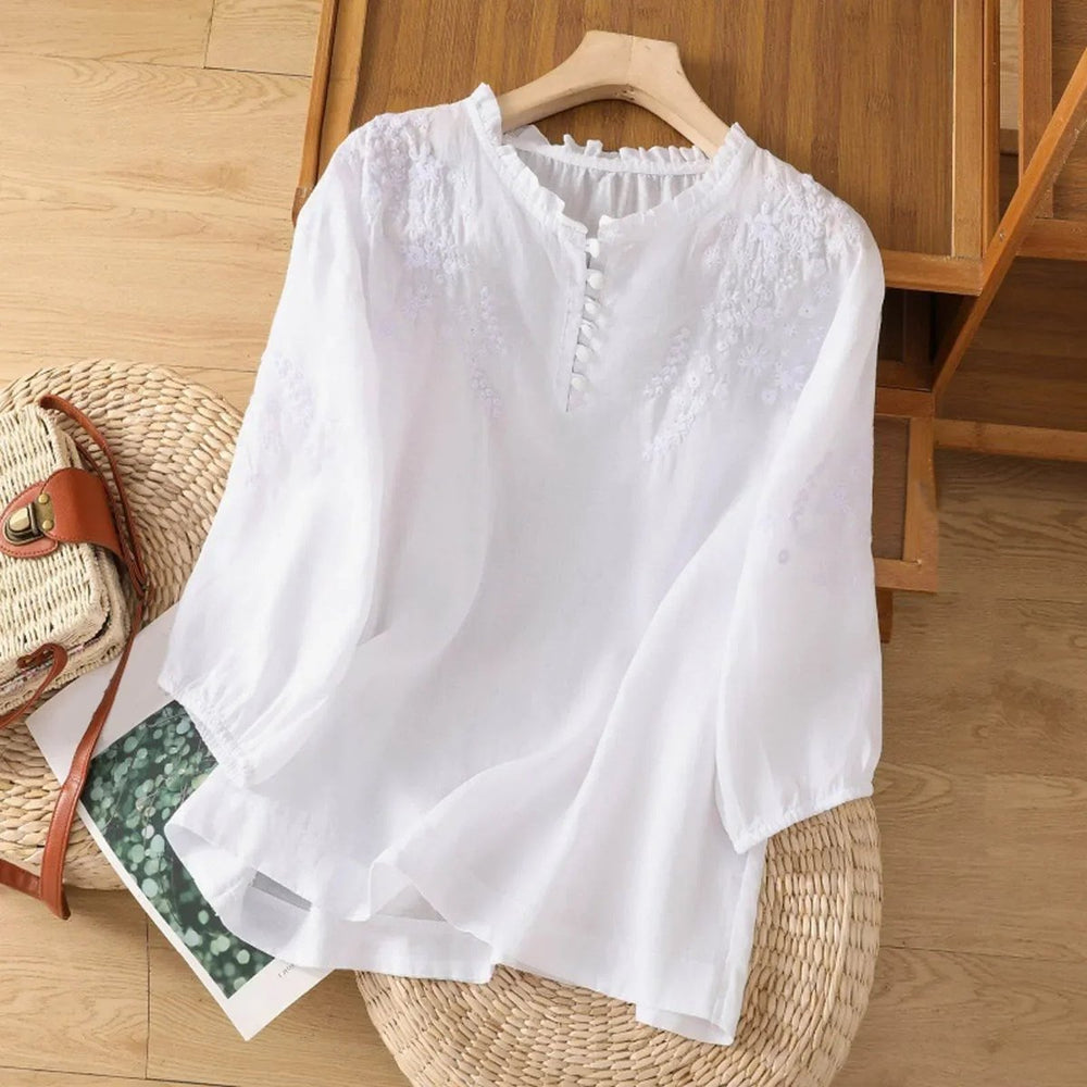 Detailansicht der romantischen Boho-Bluse: Rüschenkragen, aufwendige Stickerei und lockere Puffärmel.