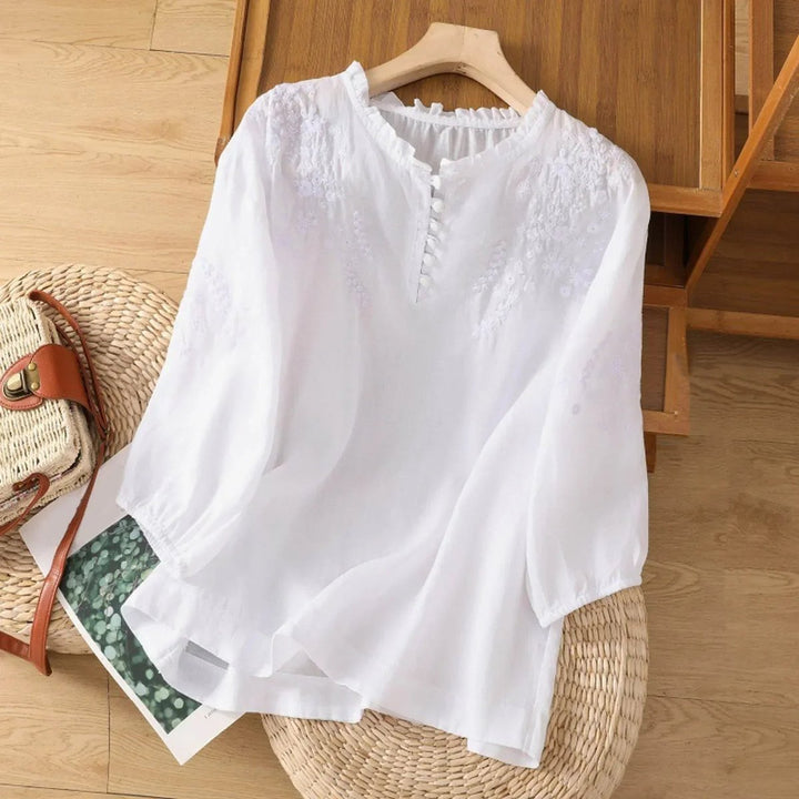 Detailansicht der romantischen Boho-Bluse: Rüschenkragen, aufwendige Stickerei und lockere Puffärmel.