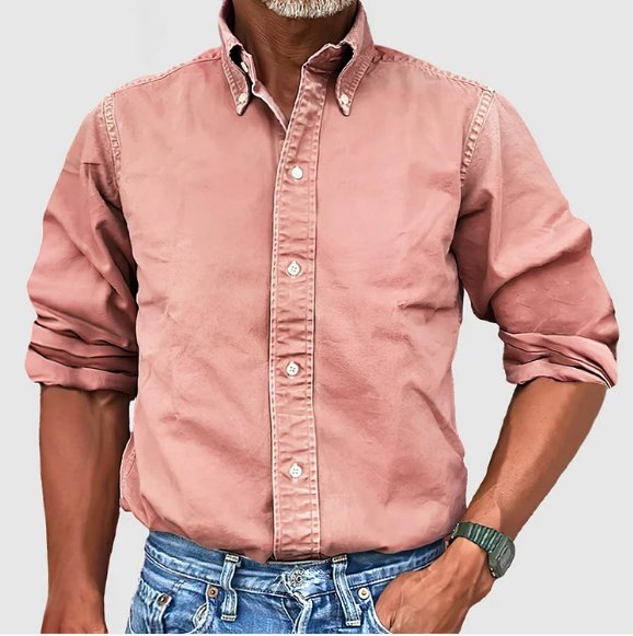 Modern geschnittenes Herren Langarmhemd, kombiniert Komfort mit klassischem Stil. Perfekt für vielseitige Herrenmode.